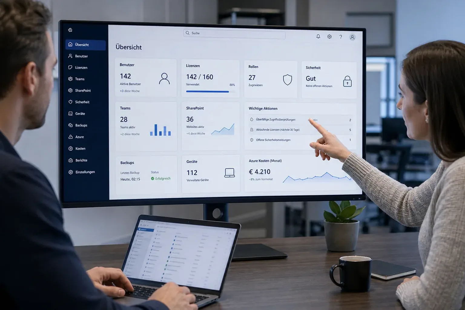 IT-Berater und Kundin prüfen Microsoft-365-Administration, Lizenzen und Azure-Kosten an einem Dashboard.